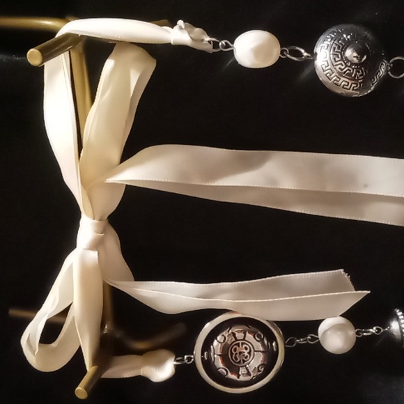 Statement necklace layered & long 34 inch as is bow expandable up to 52 - Picture 2 of 8